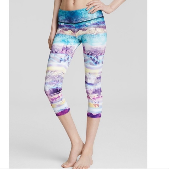 Onzie Mountain Print Capri Leggings Size M/L - Picture 1 of 8